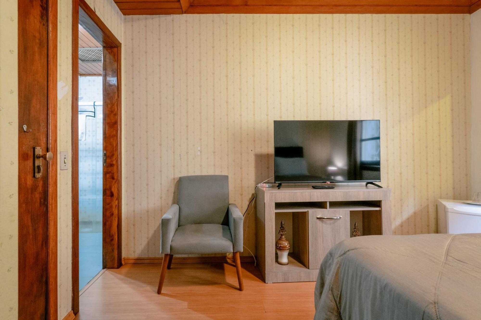 Hotel Geneve - 2Km Do Capivari Campos do Jordao Phòng bức ảnh